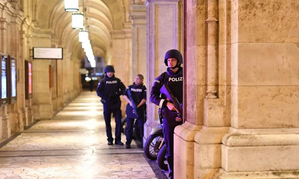 Μήνυμα Μακρόν για αιματοκύλισμα στη Βιέννη: «Δεν θα παραδοθούμε»